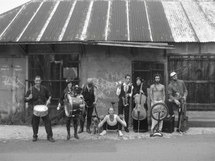 M. Sivodule et la troupe en Parade lontan