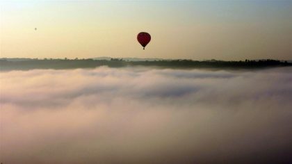 Lever de montgolfières au-dessus des brumes