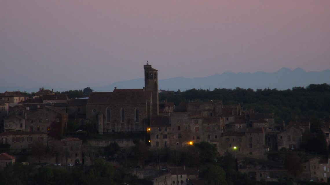 Pyrenees derriere Cordes-sur-Ciel le soir.