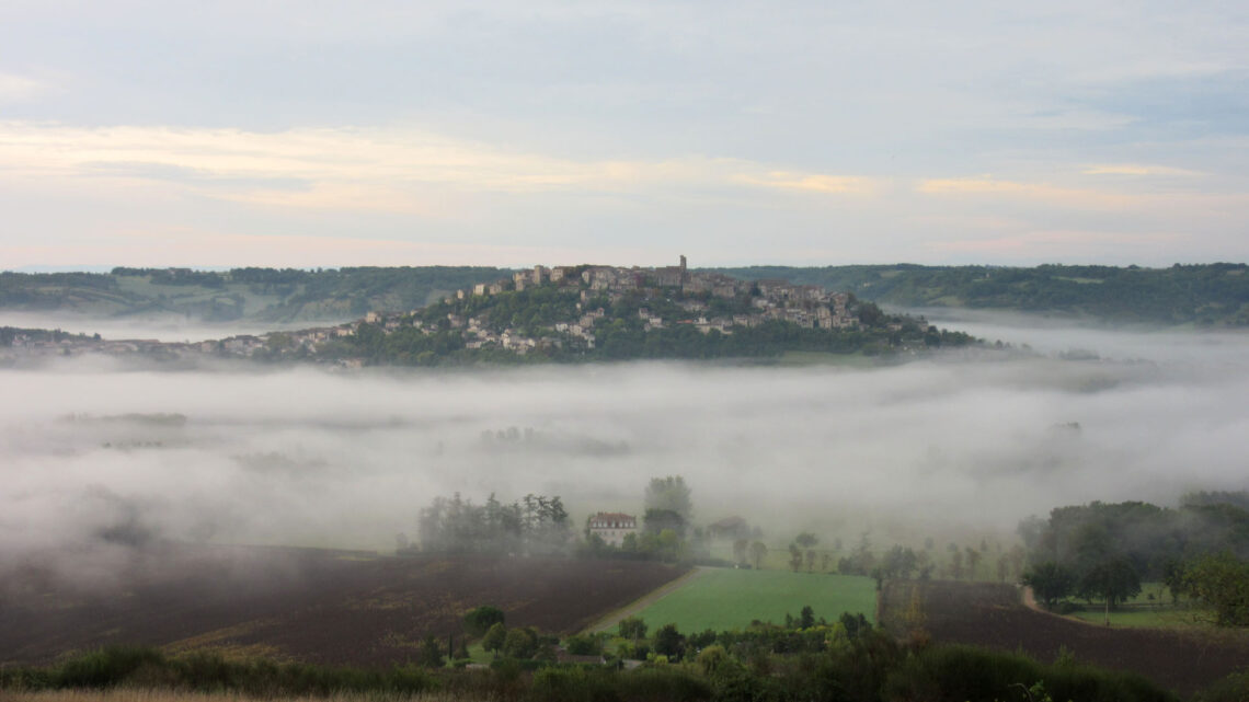 Cordes sur Ciel et vallée embrumée