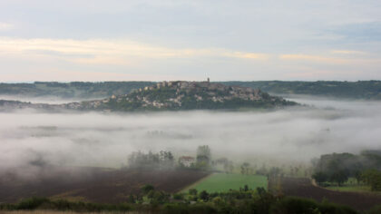 Cordes sur Ciel et vallée embrumée